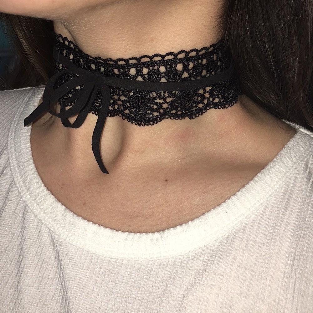 Black lace choker